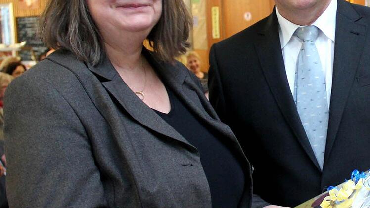 Jutta Romeis freut sich über das Geschenk des Ministerialbeauftragten Johann Seitz. Foto: Johanna Blum