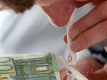 Die meisten Crystal-Konsumenten schnupfen die pulverartige Substanz. Sie ist mit winzigen Glassplittern angereichert; die führen zu feinsten Verletzungen in der Schleimhaut, die Droge gelangt so schneller in den Blutkreislauf. Foto: dpa