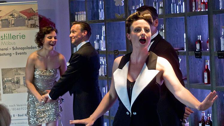 "Die Nostalgiker" gastierten in der "Destillerie Möbus" in Bad Rodach. Vorne: Stefanie Schmitt.Foto: Jochen Berger