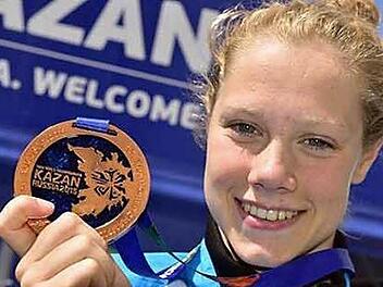 Finnia Wunram in Kasan mit ihrer WM-Medaille Foto: dpa