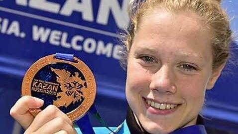 Finnia Wunram in Kasan mit ihrer WM-Medaille Foto: dpa