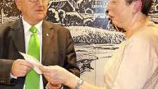 Finanzielle Unterstützung erhielt die Vorsitzende der Siedler, Gerlinde Muhr, vom stellvertretenden Vorsitzenden des Bezirksverbands, Manfred Geyer. Foto: Hübner