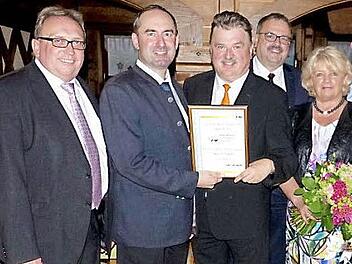 Mit der Ehrennadel des FW-Landesverbands Bayern in Platin zeichnete Landesvorsitzender Hubert Aiwanger den Kulmbacher Kreisvorsitzenden und Landrat Klaus Peter Söllner aus. Im Bild (von links) Dieter Schaar, Hubert Aiwanger, Klaus Peter Söllner, Landtagsvizepräsident Peter Meyer und Ilse Söllner Foto: Klaus-Peter Wulf
