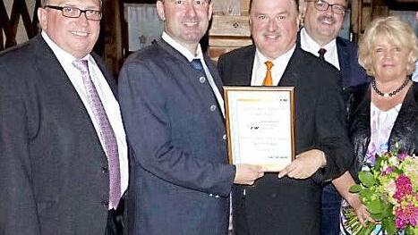 Mit der Ehrennadel des FW-Landesverbands Bayern in Platin zeichnete Landesvorsitzender Hubert Aiwanger den Kulmbacher Kreisvorsitzenden und Landrat Klaus Peter Söllner aus. Im Bild (von links) Dieter Schaar, Hubert Aiwanger, Klaus Peter Söllner, Landtagsvizepräsident Peter Meyer und Ilse Söllner Foto: Klaus-Peter Wulf