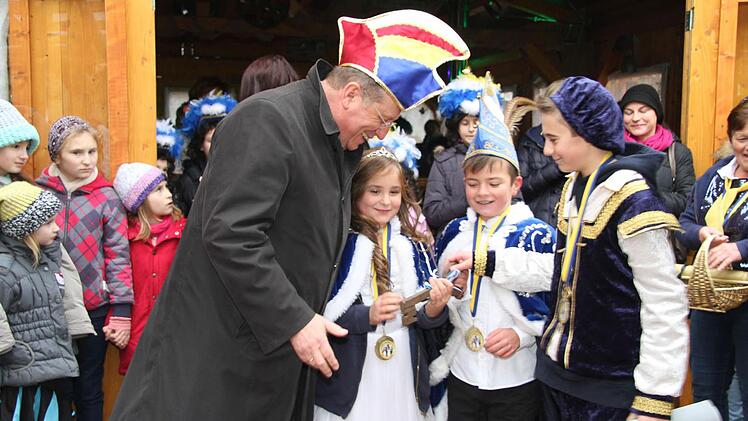 Dem Charme des Kindernprinzenpaares Denis Hartmann (11) und Eva Tröglein (9) konnten OB Henry Schramm nicht widerstehen und rückte den Schlüssel zum Rathaus raus. Foto: Sonny Adam