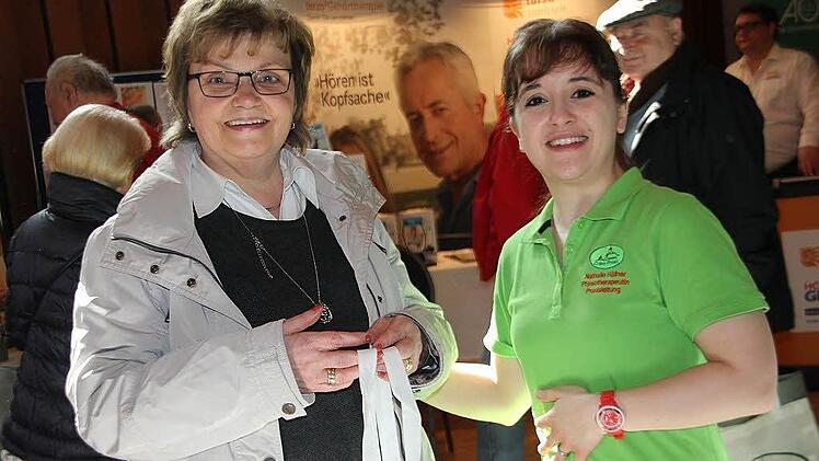 Die Physiotherapeutin Nathalie Häfner im Gespräch mit einer Besucherin. Foto: Veronika Schadeck