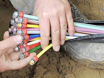 Aus vielen Strängen bestehen Glasfaserkabel. Sie werden jetzt in zwei Orten der Gemeinde Rauhenebrach, Obersteinbach und Falsbrunn, sowie in verschiedenen Gehöften bis in die Anwesen verlegt. Danach wird schrittweise weiter mit Glasfasertechnik ausgebaut.  Foto: Peter Kneffel/dpa