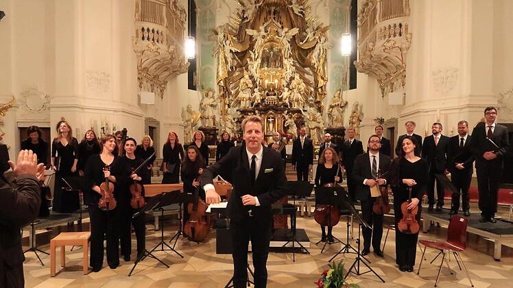 Musiker von Weltklasse: Der Magier Olof Boman aus Schweden und der Balthasar-Neumann-Chor  und -Ensemble