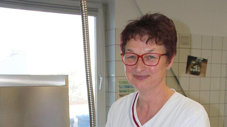 Rosemarie Späth, 57: "Als Hauswirtschaftsmeisterin leite in die Hauswirtschaft in der Wefa. Ursprünglich komme ich aus einem landwirtschaftlichen Betrieb im Itzgrund, doch seit 2000 bin ich bei der Diakonie beschäftigt. Die Schule hat mir großen Spaß gemacht. Wir waren alles erwachsene Frauen, die ihre Erfahrungen ausgetauscht haben. Die Arbeit in der Wefa ist sehr abwechslungsreich und vielfältig. Wir  geben täglich 250 Mittagessen aus und bewirten immer wieder Gäste. Die komplette Berufsbek...
