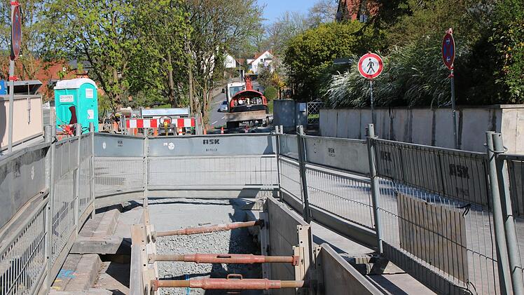 Am Ende der Ferdinand-Brandt-Stra&szlig;e ist bereits eine Baugrube ausgehoben. Der bisherige Fu&szlig;weg wird zur Behelfsstra&szlig;e ausgebaut.Foto: Katrin Geyer