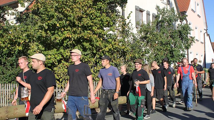 Die Kerwasburschen mit ihrem Baum Foto: Carmen Schwind