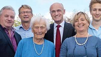 Hildegard M&uuml;ller (Mitte) mit Sohn Klaus (Zweiter von links), Enkel Lennard (rechts) und Schwiegertochter Barbara sowie B&uuml;rgermeister Alfons Hartlieb (links) und Landrat Wilhelm Schneider (Mitte). Foto: Ziegler
