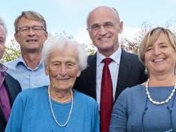 Hildegard Müller (Mitte) mit Sohn Klaus (Zweiter von links), Enkel Lennard (rechts) und Schwiegertochter Barbara sowie Bürgermeister Alfons Hartlieb (links) und Landrat Wilhelm Schneider (Mitte). Foto: Ziegler