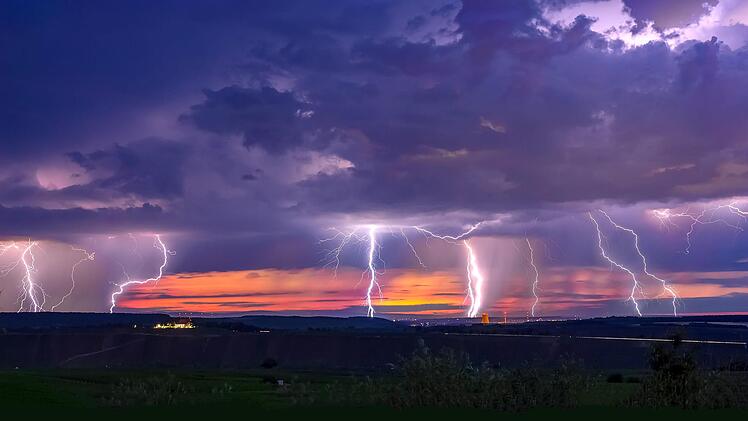 Am "Kreuzberg" bei Nordheim/Main erlebte Florian Bleymann dieses beeindruckende Gewitter. Das Bild entstand aus vier Einzelfotos mit je 30 Sekunden Belichtungszeit. Bleymann