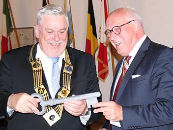 Oberbürgermeister Norbert Tessmer (links) erhielt den Schlüssel fürs "Hotel Norbert" von CC-Kongressbeauftragtem Hans-Georg Schollmeyer. Foto:  Simone Bastian