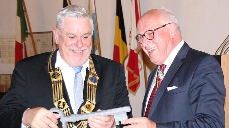 Oberbürgermeister Norbert Tessmer (links) erhielt den Schlüssel fürs "Hotel Norbert" von CC-Kongressbeauftragtem Hans-Georg Schollmeyer. Foto:  Simone Bastian