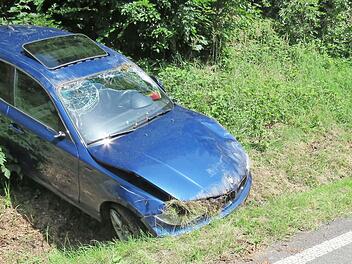 Der Pkw des jungen Mannes erlitt Totalschaden.