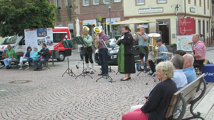Die Original Fränkischen Dorfmusikanten aus Ballingshausen umrahmten den warmen Spätsommerabend mit Blasmusik.