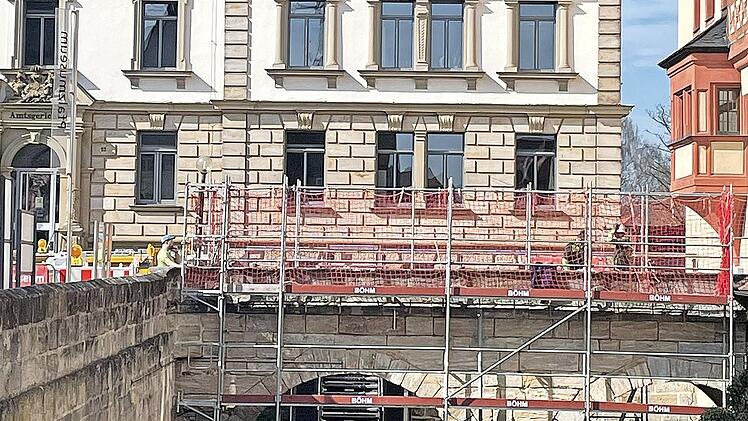 Die Pflasterarbeiten an der Br&uuml;cke zur Kaiserpfalz in Forchheim sind nun abgeschlossen.