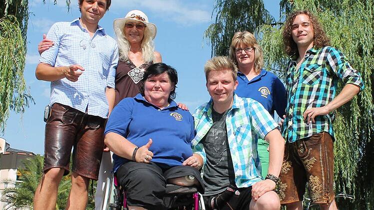 Die Dorfrocker Markus (links), Tobias (3. von rechts) und Philipp (rechts) mit ihren Fans Birgit Fuhrmann (im Rollstuhl), Wally Reinhardt (2. von links) und Kerstin Schatz (2. von rechts).