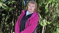 Vor dem Wandern zeigt Carola Schmidt Stretch-Übungen.