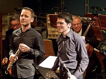 Christoph Hartmann (rechts), Oboist der Berliner Philharmoniker, und Coburgs Solo-Oboist Bernhard Forster beeindruckten mit makellosem Zusammenspiel. Foto: Jochen Berger