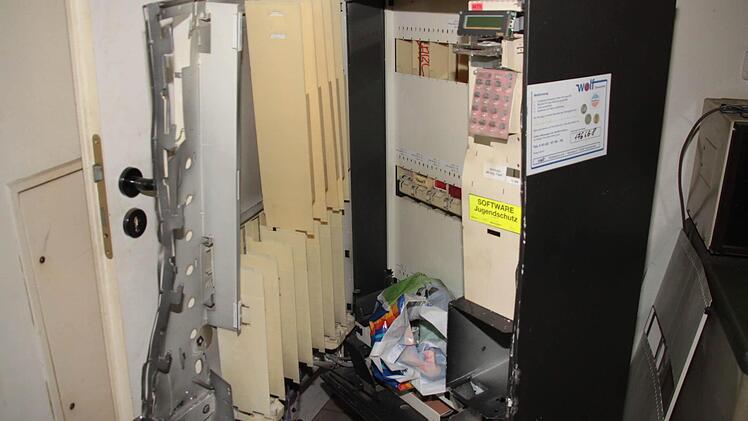 Den Zigarettenautomaten haben die Täter aufgebrochen und dabei total demoliert. Foto: Jürgen Gärtner