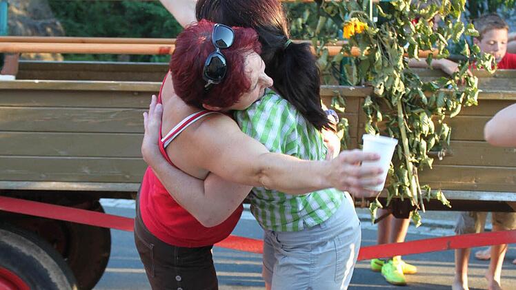 Die Dorfbewohner wie Manuela Senger und Marion Günther Lunkenbein lagen sich in den Armen. Sekt aus Pappbechern war auch dabei. Foto: Markus Häggberg