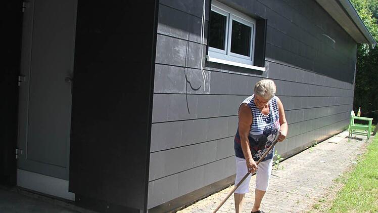 Der hintere Bereich ist außen schon in dunklem Grau verkleidet - und macht viel her.