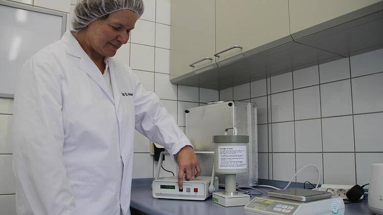 Ute Hechelmann misst im Schlachthof Kulmbach eine Wildfleischprobe auf den Cäsium-137-Gehalt. Foto: Dagmar Besand