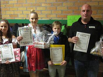 Bei einem bayerischen Abend der Ganztagesschule wurden als "Superbayern" (von links) Hanna Seufert, Tina Kaufmann, Dominik Gröbner und Mario Matuschka ausgezeichnet.  Foto: Stefan Geiger