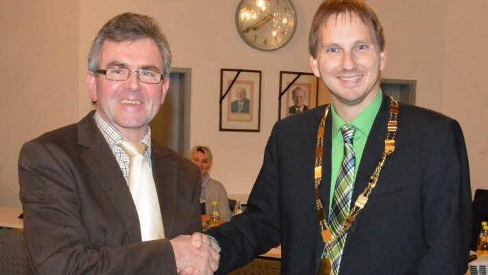 Bürgermeister Wolfram Thein (rechts würdigt die Arbeit von Herbert Baum. Foto: Gerhard Schmidt