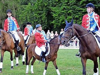 Der Reiterverein bei der Quadrille im Luitpoldpark.  Foto: Peter Rauch