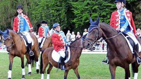 Der Reiterverein bei der Quadrille im Luitpoldpark.  Foto: Peter Rauch