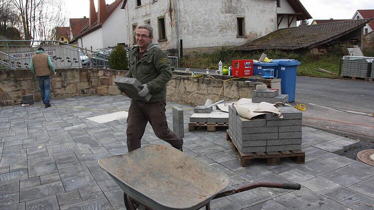 Die Stadt als Bauherr und Baulastträger, Vereinsmitglieder und Ortsbürger helfen aktiv mit.  Foto: Nöth