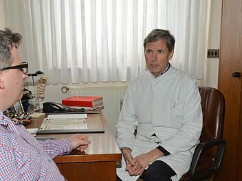 Dr. Norbert Ruß im Gespräch mit Peter Klein, dem Leiter des Treffpunkts "Menschen in Not". Foto: Ronald Rinklef
