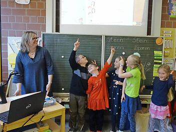 Die Kinder der 1b freuen sich &uuml;ber ihre neue Mulitmedia-Ausstattung. Foto: Franka Struve