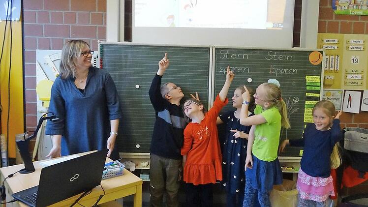 Die Kinder der 1b freuen sich &uuml;ber ihre neue Mulitmedia-Ausstattung. Foto: Franka Struve