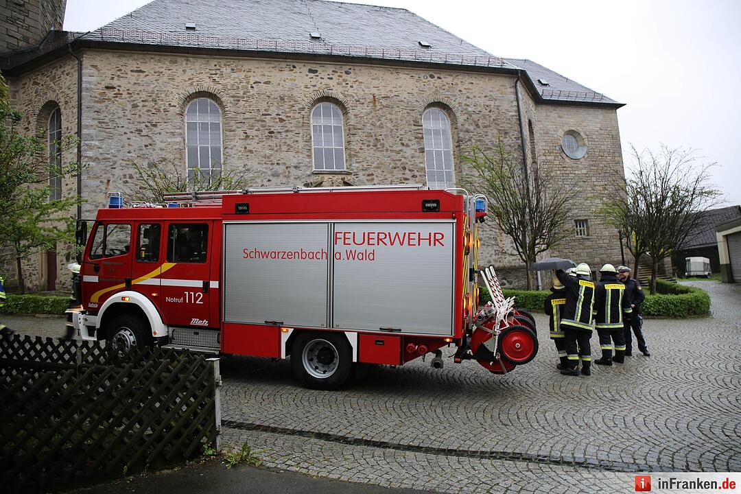 Blitz schlägt in Kirchturm ein und löst Feuerwehreinsatz aus