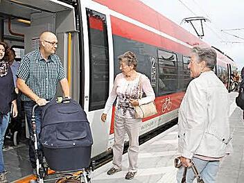 Barrierefreies Ein- und Aussteigen am neuen Bahnsteig in Ebensfeld. Die ersten Bahnfahrer überzeugten sich von der verbesserten Situation Anfang September. Foto: Gerda Völk