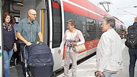 Barrierefreies Ein- und Aussteigen am neuen Bahnsteig in Ebensfeld. Die ersten Bahnfahrer überzeugten sich von der verbesserten Situation Anfang September. Foto: Gerda Völk