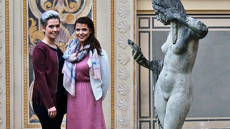 Im königlichen Ambiente: Nina Dees (links) und Stephanie Tüchters bewerben sich mit Nicole Wehner, die krankheitsbedingt bei der Vorstellung fehlte, um das Amt der Rosenkönigin. Foto: Werner Vogel