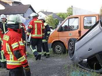 An ausrangierten Autos trainierten die Mitglieder der Hallerndorfer Feuerwehr. Foto: Mathias Erlwein