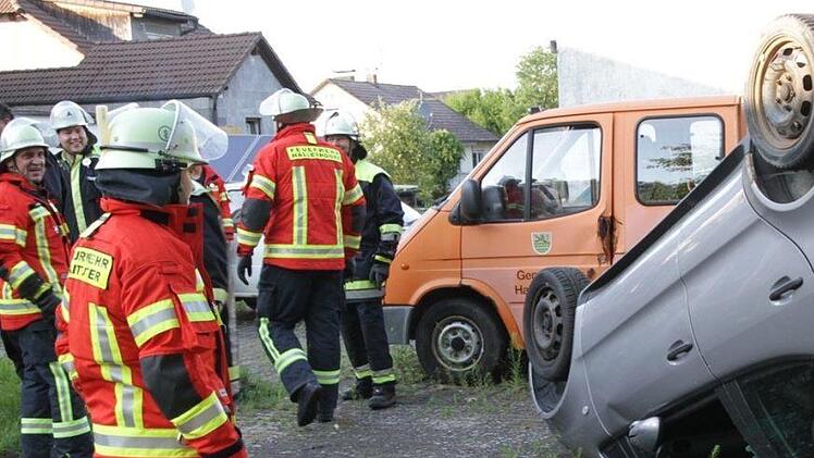 An ausrangierten Autos trainierten die Mitglieder der Hallerndorfer Feuerwehr. Foto: Mathias Erlwein