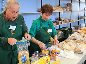 Werner Häfner und Marianne Baußenwein bereiten die Verteilung der Lebensmittel bei der Lichtenfelser Tafel vor.  Fotos: Tobias Kindermann