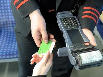 Seit dem 1. August 2018 fahren Bahnreisende günstiger mit der Deutschen Bahn. Symbolbild: Franz-Peter Tschauner/dpa
