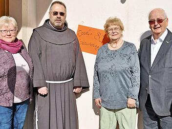 Josef Spindler (rechts) freute sich mit Ehefrau Gertraud über die vielen Gratulanten. Zu ihnen zählten auch Pater Kosma Rejmer und Ingrid Kohles vom Seniorenkreis.  Foto: privat