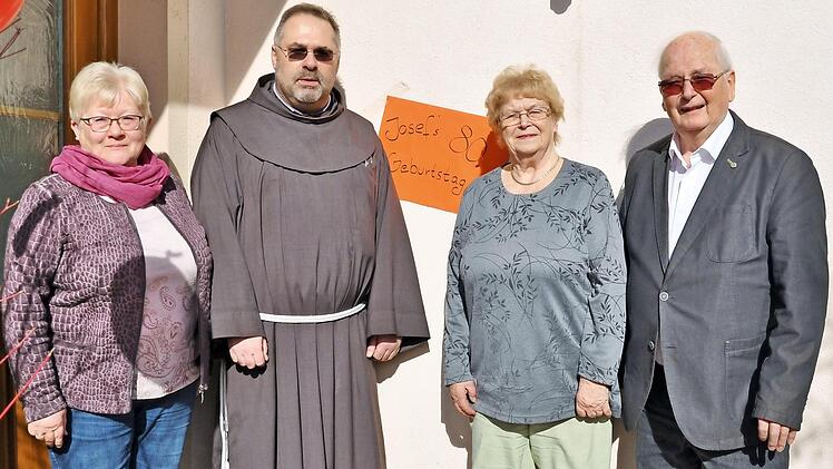 Josef Spindler (rechts) freute sich mit Ehefrau Gertraud über die vielen Gratulanten. Zu ihnen zählten auch Pater Kosma Rejmer und Ingrid Kohles vom Seniorenkreis.  Foto: privat