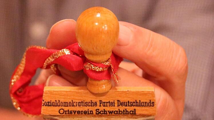 Ein Relikt aus früheren Zeiten: Einst gab es auf dem heutigen Staffelsteiner Stadtgebiet weitere SPD-Ortsvereine, wie dieser Stempel aus Schwabthal beweist. Foto: Matthias Einwag