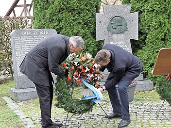 Kranzniederlegung am Kriegerdenkmal in Hallerndorf  Foto: Mathias Erlwein